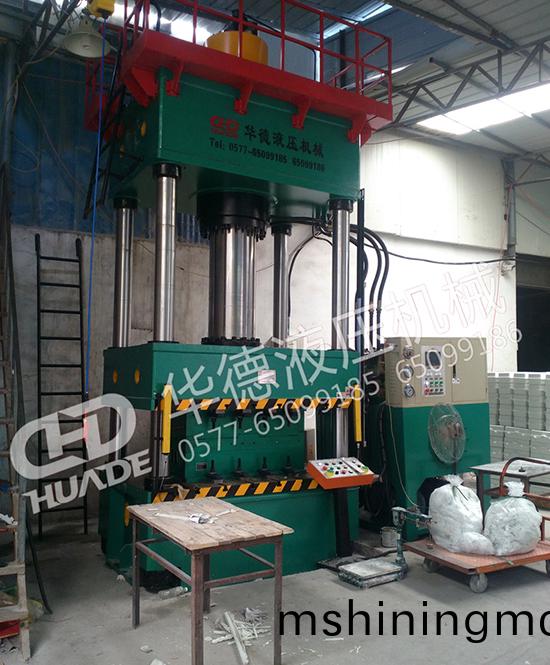 HDY71係列四柱液(ye)壓(ya)機